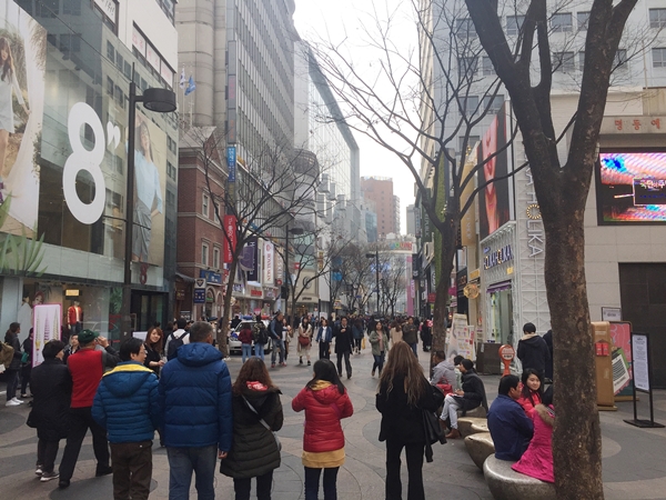 중국이 한국의 사드 배치에 대한 보복이 지속되면서 중국 현지인들의 반한 감정이 고조되는 등 국내 화장품 업계는 난국을 맞고 있지만 이를 타개할 방안 찾기에 분주한 모습이다.