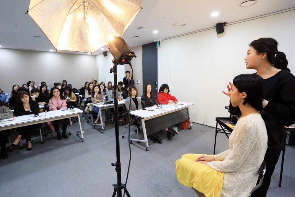 갤러리아면세점은 지난 1일 재한 중국인 40여명을 대상으로 뷰티클래스를 진행했다.