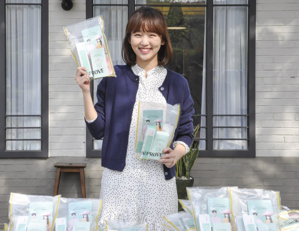 더마 코스메틱 브랜드 비프루브의 모델로 활동 중인 배우 진기주가 자신이 출연하는 드라마 스태프들에게 미세먼지 방어 키트를 선물했다.
