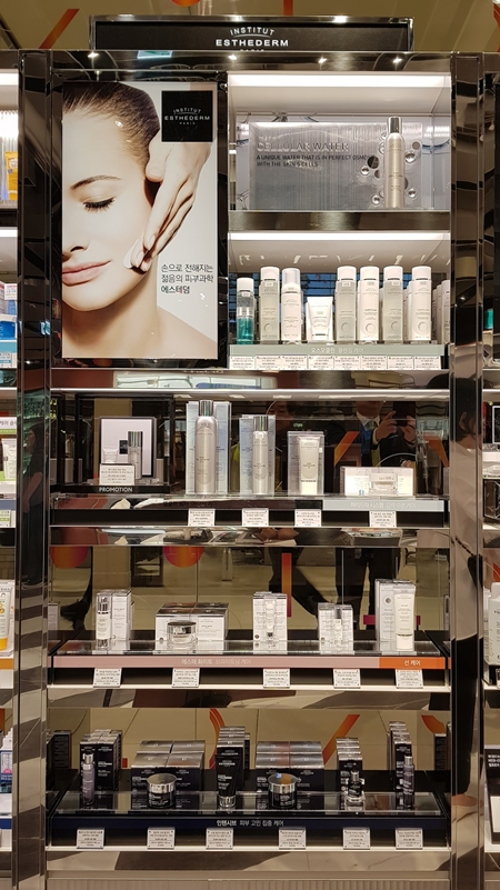 40년 전통의 프랑스 프리미엄 에스테틱 브랜드 인스티튜트 에스테덤(INSTITUTE ESTHEDERM, 이하 에스테덤)이 신세계백화점 화장품 편집숍 시코르 강남점에 입점했다.
