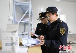 코트라 중국 칭다오무역관은 지난 5월 12일 상해 출입국검사검역국이 시세이도(중국)투자유한회사가 수입한 세안제를 상해 항구에서 통관시켰다고 밝혔다. 이는 중국의 화장품 신정책 실시 후 첫 번째 비안제도를 적용한 수입제품으로 비특수용화장품의 정책 개혁이 구체화 되었음을 내포하고 있다.(출처 : KOTRA) 코트라 중국 칭다오무역관은 지난 5월 12일 상해 출입국검사검역국이 시세이도(중국)투자유한회사가 수입한 세안제를 상해 항구에서 통관시켰다고 밝혔다. 이는 중국의 화장품 신정책 실시 후 첫 번째 비안제도를 적용한 수입제품으로 비특수용화장품의 정책 개혁이 구체화 되었음을 내포하고 있다.
