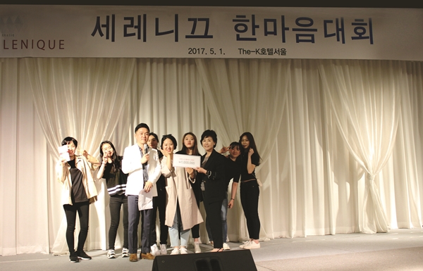 (주)코리아나화장품(대표 유학수)의 고품격 에스테틱 브랜드 세레니끄는 양재동 K호텔 컨벤션 센터에서 VIP 고객들과 세레니끄 임직원을 대상으로 한 문화공연 행사를 개최했다.