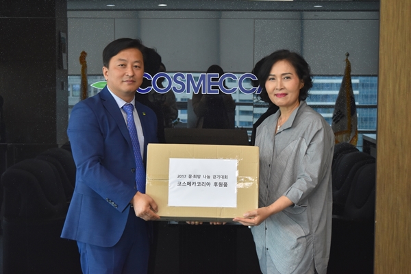 코스메카코리아(부회장 박은희, 사진 右)는 25일 판교종합사회복지관(관장 김용길, 사진 左)과 지역사회 나눔 문화 확산을 위한 업무협약을 체결하며 상호 유기적인 업무협력 체계를 구축, 협력키로 했다. 코스메카코리아(부회장 박은희)는 25일 판교종합사회복지관(관장 김용길)과 지역사회 나눔 문화 확산을 위한 업무협약을 체결하며 상호 유기적인 업무협력 체계를 구축, 협력키로 했다.