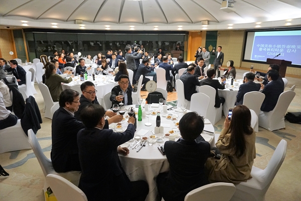 만찬에 참석한 100여명의 업계 관계자들이 중국 뷰티타운의 성공을 위해 축배를 들고 있다.