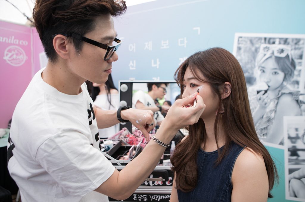 27~28일 이틀간 잠실 올림픽공원 서재페 현장에서 ‘클린 잇 제로’ 체험존 을찾은 관객들이 메이크업을 받고 있다.