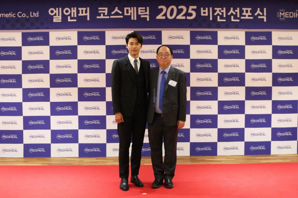2017 엘앤피코스메틱 비전 선포식에서 메인모델 현빈(좌)과 권오섭 회장(우).