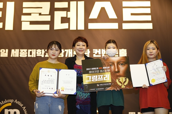 처음으로 시행된 메이크업 국가자격면제의 혜택은 김민지(엔비뷰티아카데미), 김유나(MBC방송아카데미뷰티스쿨),김누리(서울예술실용전문학교) 씨에게 돌아갔다.