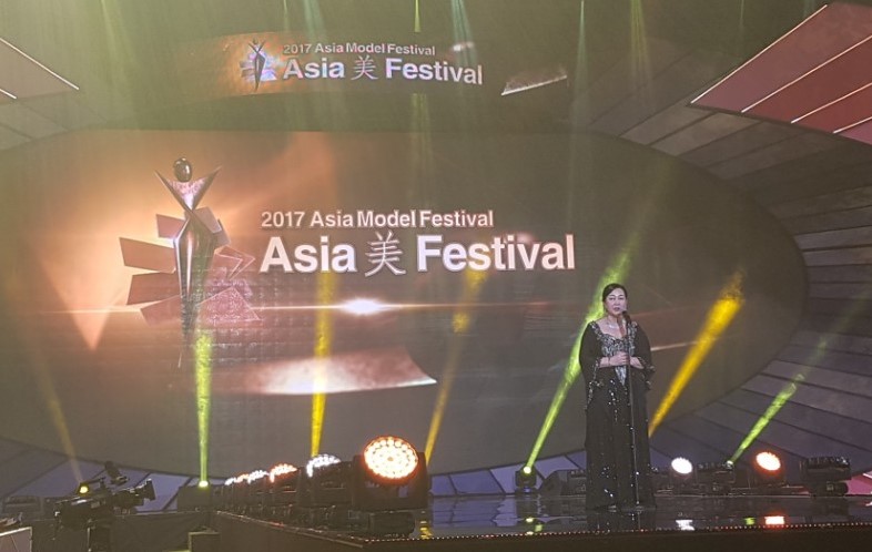 22일 서울 장충체육관에서 개최된 '2017 아시아 모델 페스티벌'의 첫번째 행사 '아시아 미 페스티벌'에서 안미려 한국메이크업직업전문가교류협회 회장이 인사말을 하고 있다. 한국메이크업직업전문가협회 안미려 회장이 인사말을 하고 있다.