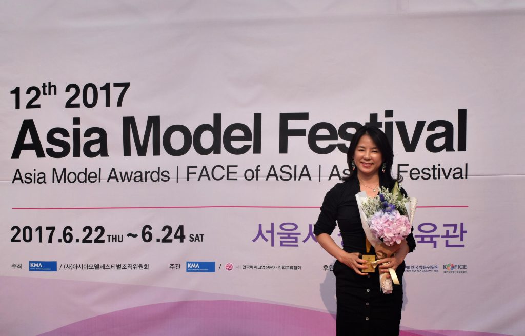 김채포 뷰티르샤 대표가 사단법인 한국모델협회가 주최·주관하고 문화체육관광부가 후원하는 ‘2017 아시아모델페스티벌’에서 김채호 대표가 ‘올해의 뷰티 아카데미 CEO상’을 수상했다. 김채포 뷰티르샤 대표는 에스티유니타스의 뷰티 전문기업 ‘뷰티르샤(Beauty Lesha)’는 사단법인 한국모델협회가 주최·주관하고 문화체육관광부가 후원하는 ‘2017 아시아모델페스티벌’에서 김채호 대표가 ‘올해의 뷰티 아카데미 CEO상’을 수상했다고 27일 밝혔다. 지난 2016년 뷰티르샤 대표로 부임한 김채호 대표는 뷰티르샤가 운영하고 있는 미용 교육 전문 브랜드 ‘MBC아카데미뷰티스쿨’에 혁신적인 커리큘럼을 도입하고, K-뷰티를 선도한 공로를 인정 받아 수상자로 선정됐다. 김채호 대표는 지난해 뷰티 교육 업계 최초로 인터넷 강의 프로그램인 ‘뷰티 클래스’를 선보였으며, 수강생의 교육비 부담을 낮출 수 있는 ‘프리패스’ 상품을 도입하는 등 다소 보수적인 미용계에서는 파격적으로 평가 받는 행보를 이어가며 큰 화제를 모은 바 있다. 또한 세계적인 미용 대회 수상자를 다수 배출하고, 해외에 한국 뷰티 교육 기술을 전파하는 등 K-뷰티를 알리는 데에도 앞장서왔다. 한편 올해로 12회째를 맞은 ‘2017 아시아 모델 페스티벌’은 패션, 뷰티, 피트니스 등 ‘美’ 관련 산업의 네트워크 강화를 도모하기 위해 마련된 문화 컨텐츠 행사로 매년 20개국이 넘는 아시아 국가들이 참여하는 대규모 뷰티 페스티벌이다.