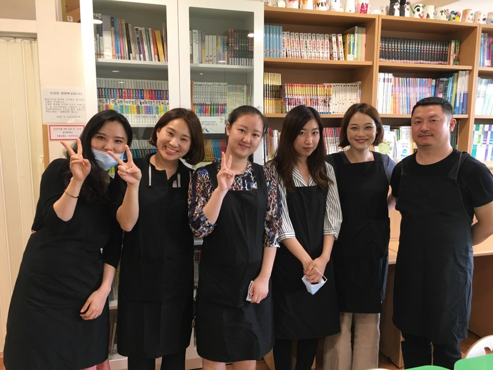 4일 한국 시세이도 직원들이 서울삼성병원 소아암 병동 내 병원학교에서 환아 가족들을 위한 마사지 봉사활동을 진행했다. 한국 시세이도 직원들은 서울삼성병원 소아암 병동 내 병원학교에서 환아 가족들을 위한 마사지 봉사활동을 진행했다