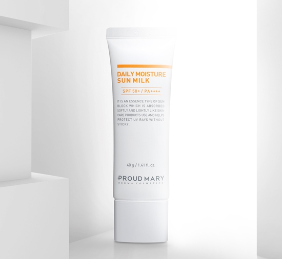 프라우드메리 데일리 모이스춰 선밀크는 촉촉한 에센스 타입의 강력한 자외선 차단제로 SPF 50+의 높은 자외선 차단효과와 가장 높은 PA++++ 등급을 적용해 UVA와 UVB를 동시에 효과적으로 차단해 준다.