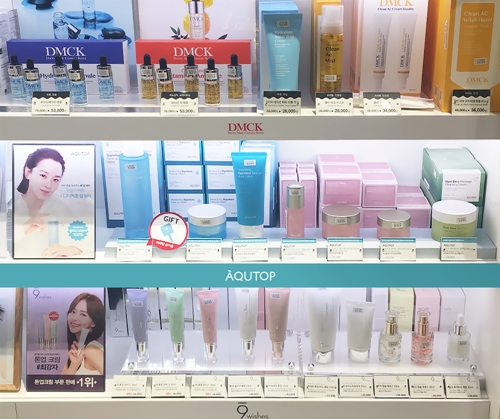아쿠탑(AQUTOP)이 신세계 백화점의 화장품 편집숍 시코르(CHICOR) 부산 센텀시티점 내 글로우픽존에 공식 입점한다.