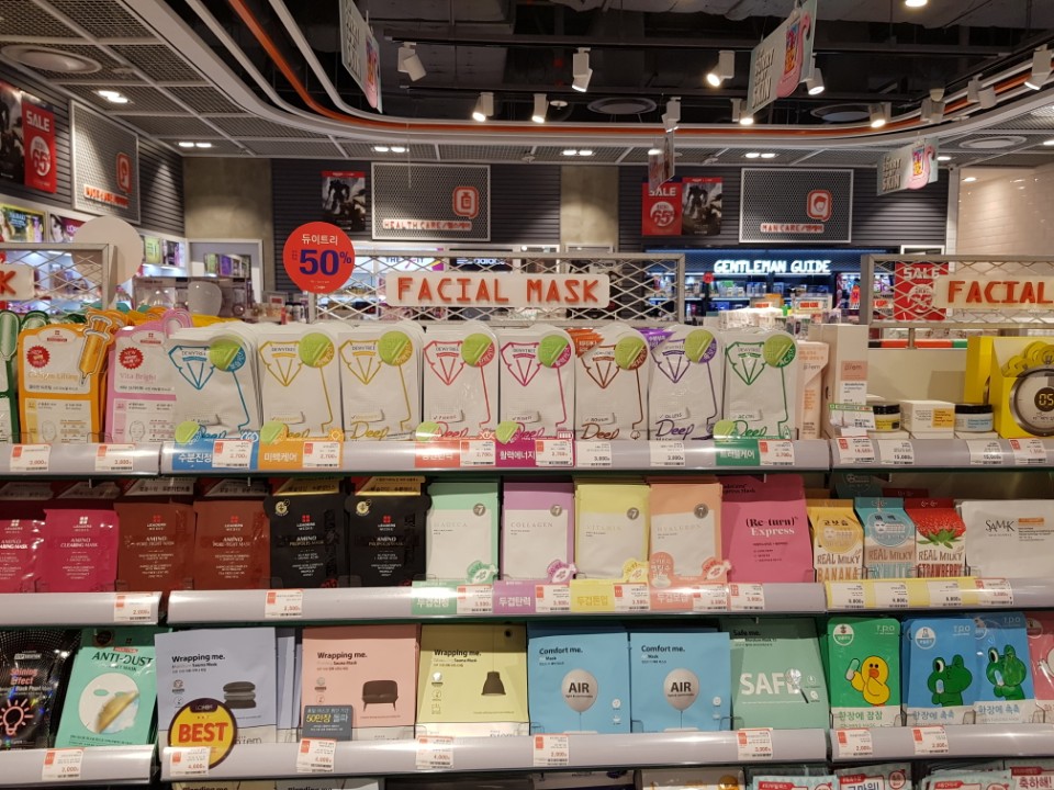 헬스앤뷰티스토어 롭스 가장 상단에 진열된 딥마스크 7종.