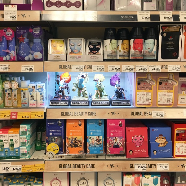 발효마유를 적용해 기능별 시트 소재를 달리하는 등 마스크 팩의 새로운 전형을 제시한 하루하루 마스크 팩 에피소드-1 4종이 전국 100곳 이마트 매장에 입점했다.
