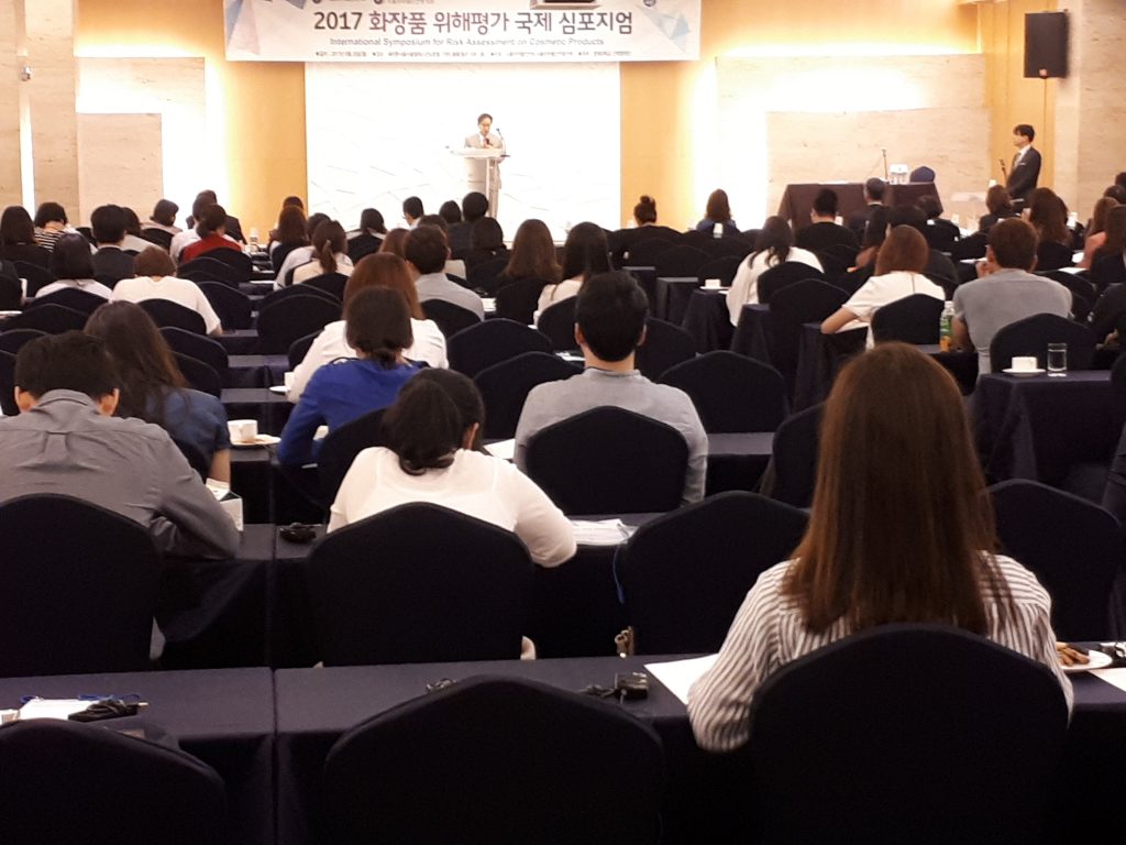 미국과 일본, 유럽지역의 화장품 색소관리와 개발사레에 대한 국제 심포지엄이 오는 7일 열린다. 사진은 지난 8월에 있었던 ‘화장품 위해평가 국제 심포지엄’ 전경. 주요 화장품 선진국(지역) 간 화장품 위해평가 부문의 동향을 비롯한 최신 경향 등에 대한 정보를 공유함으로써 국내 화장품 안전기준을 확립하는 동시에 화장품 안전성 확보를 통한 국제 경쟁력을 제고하기 위해 마련한 ‘화장품 위해평가 국제 심포지엄’이 지난 28일 쉐라톤서울 팔래스강남호텔 그랜드볼룸에서 열렸다.
