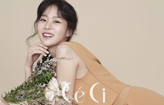 ‘청춘시대 시즌2’로 주목받고 있는 배우 한승연은 내추럴 스킨 케어 브랜드 ‘버츠비(BURT’S BEES)’와 틴티드 립밤의 립 메이크업 화보 촬영을 진행했다.
