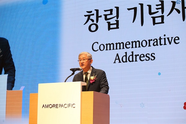(주)아모레퍼시픽은 지난 5일 아모레퍼시픽 인재개발원(경기도 용인시 기흥구 소재)에서 창립 72주년 기념식을 개최하고 ‘원대한 기업’의 비전 달성을 위한 ‘고객중심 경영’ 의지를 다졌다. 기념사를 하고 있는 서경배 회장.