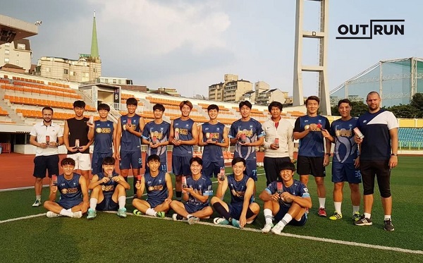 아모레퍼시픽 스포츠 전문 선케어 브랜드 ‘아웃런’이 재기 전문 축구단 TNT FC를 공식 후원한다.