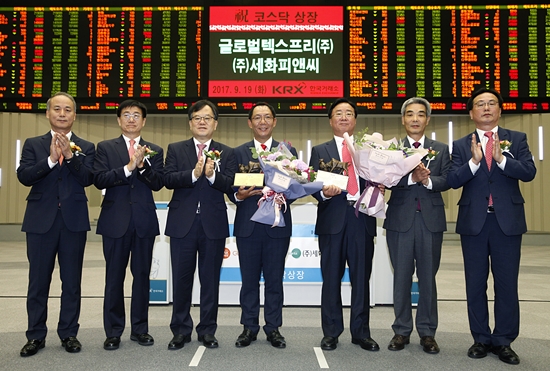 글로벌 토털 헤어 코스메틱 전문 기업 세화피앤씨(대표이사 이훈구·//www.sewha.co.kr)가 코스닥 시장에 입성했다. 세화피앤씨는 지난 19일 한국거래소(서울 여의도 소재)에서 코스닥 신규상장 기념식을 가졌다. <사진제공 : 한국거래소> 글로벌 토털 헤어 코스메틱 전문 기업 세화피앤씨(대표이사 이훈구·//www.sewha.co.kr)가 코스닥 시장에 입성했다. 세화피앤씨는 지난 19일 한국거래소(서울 여의도 소재)에서 코스닥 신규상장 기념식을 가졌다.