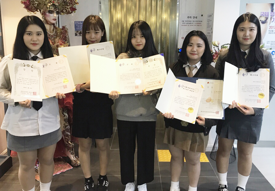 MBC아카데미뷰티스쿨 춘천캠퍼스 소속 학생들이 ‘2017 대한민국 시데스코 뷰티테라피 기능경진대회’에 참가해 전원 수상의 영광을 안았다.