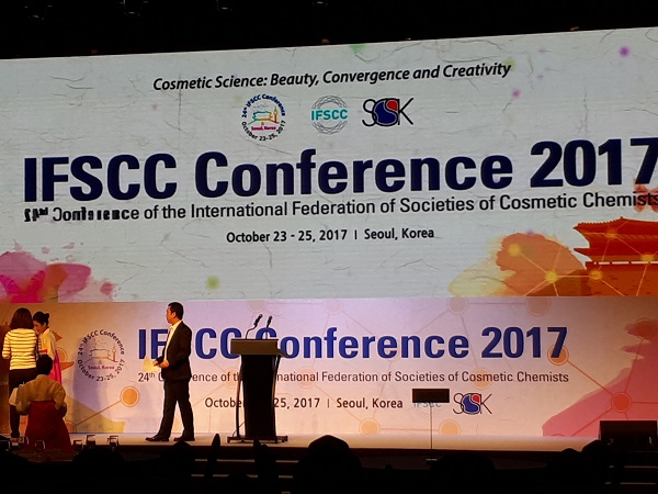 전 세계 화장품과학자들이 총 집결하는 IFSCC 컨퍼런스 2017이 30여 국가, 890여 명의 화장품 과학자들과 전문가들이 모인 가운데 23일 그랜드 인터콘티넨탈호텔 그랜드볼룸에서 개막, 25일까지 사흘간 열렸다.