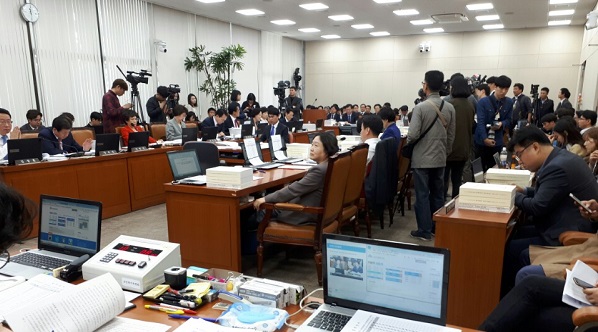 일반화장품에 대한 원료사용 목록을 현행 사후보고에서 사전보고로 바뀔 가능성은 적을 것으로 보이며 지난해 화장품 안전기준 위반과 품질 부적합으로 행정처분을 받은 화장품은 총 433건이며 이 중 유해물질 적발로 인한 행정처분은 85건(이하 식약처 자료)으로 나타났다. 사진은 지난 17일 있었던 국회 보건복지위원회 식약처 국정감사장 전경.