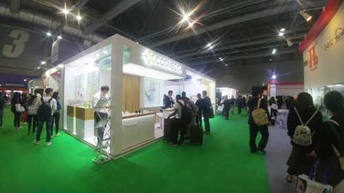 이번 박람회는 업계의 전문성 강화와 함께 점차 확대되고 세분화되는 행사 규모를 고려해 지난해와 동일하게 ‘원 페어, 투 베뉴즈(1 Fair, 2 Venues)’라는 슬로건에 걸맞게 하나의 박람회에 전문 산업 섹션과 제조판매 산업 섹션을 별도로 분리, 전시장을 두 곳으로 나눠 진행한다. 사진은 코스메카 부스.