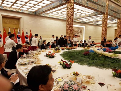윤구영 ㈜메디안스 대표이사가 지난 13일부터 16일까지 나흘에 걸친 일정으로 방중 경제사절단에 참가, 문재인 대통령과 함께 북경에 도착해 중국 국빈 방문 행사에 참석했다고 밝혔다.