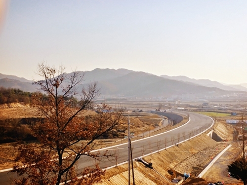 충청북도는 2018년 산업단지 진입도로 건설 예산으로 12지구 468억 원을 확보하고 화장품산업 관련 기업들이 집중된 도내 산업단지 기반시설 확충과 조기 활성화에도 전력을 기할 예정이다.