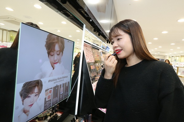 LG생활건강 네이처컬렉션이 두 번째 스마트스토어를 신촌에 오픈하고 본격적인 체험형 디지털 매장 확대에 박차를 가한다. 사진은 네이처컬렉션 신촌매장.