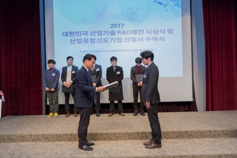 아미코스메틱이 산업통상자원부가 주관하고 국가산업융합지원센터에서 진행한 ‘산업융합 선도기업’에 선정됐다.