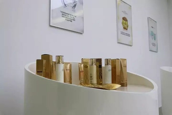 지난달 완공돼 시험생산에 들어간 한불화장품 공장전경<사진 위>과 내부 전경. 지난달 완공돼 시험생산에 들어간 한불화장품 공장전경과 내부 전경.