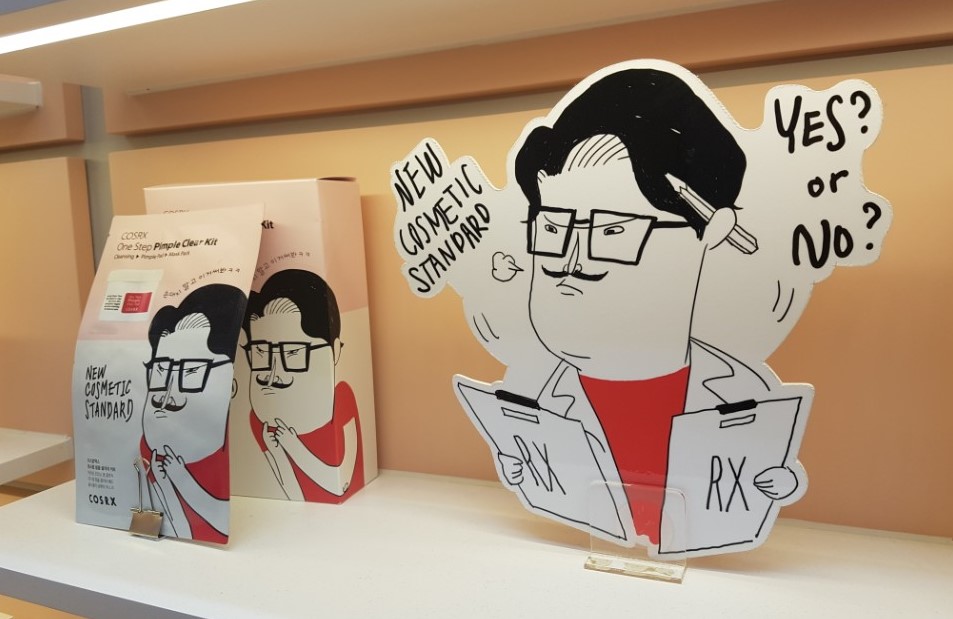 코스알엑스 캐릭터 미스터 알엑스는 친근감으로 소비자에게 다가가 패드류의 대중화를 알린 주역이다.