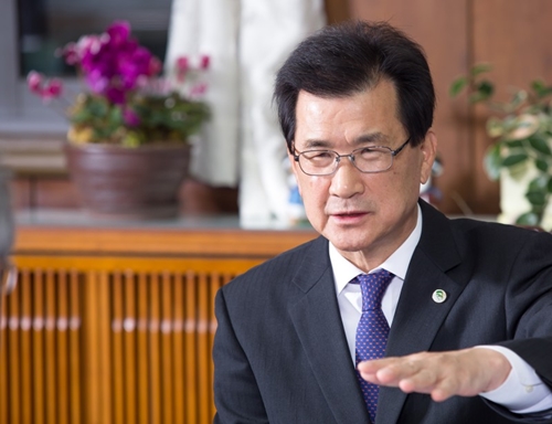 이시종 충북도지사는 지난 22일 도청 소회의실에서 확대간부회의를 주재하며 뷰티‧화장품 산업 세부 계획 마련에 대해 지시했다.