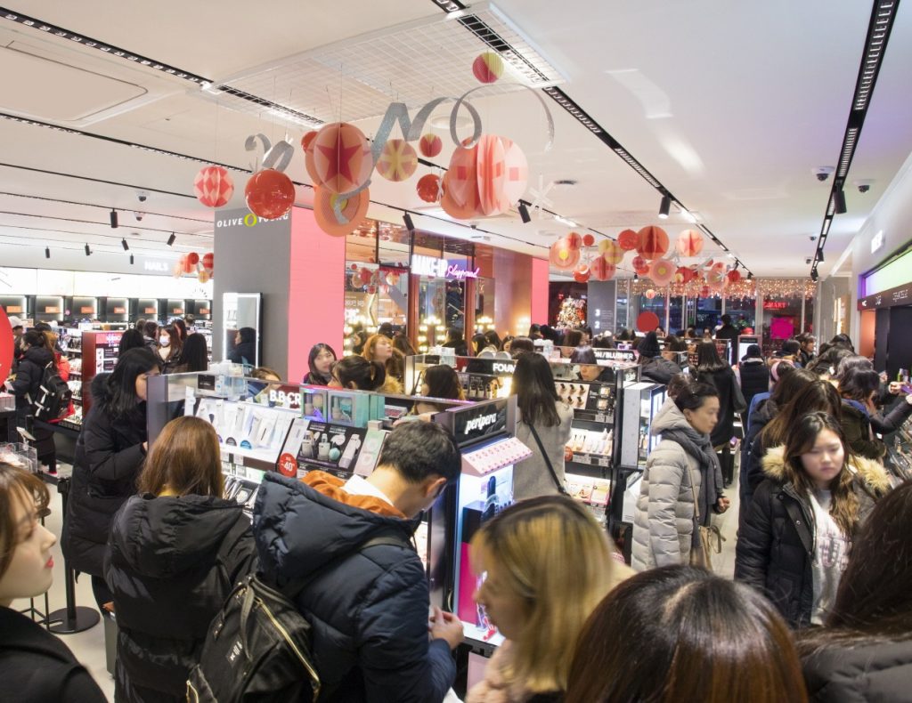 올리브영 강남본점 1층 색조화장품존에서 고객들이 제품을 체험하고 있다.