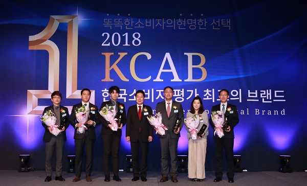 씨엠에스랩의 셀퓨전씨가 2018 한국소비자평가 최고의 브랜드 대상에서 메디컬 스킨케어 브랜드 부문 대상을 수상했다. 사진 맨 오른쪽이 마케팅부문 남성주 상무.