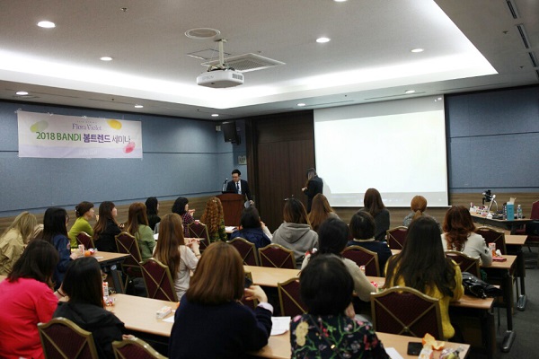 위미인터내셔날(주)의 친환경 프로페셔널 네일 브랜드 반디가 지난 19일까지 진행한 반디 전국 트렌드 세미나를 통해 봄 트렌드 컬러를 공개했다.