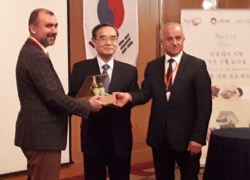 쥬네이트 도안 안탈리아 상업거래소 대표<사진 왼쪽>가 이날 축사를 한 조중표 전 국무총리실장<사진 가운데>에게 기념선물을 주었다.