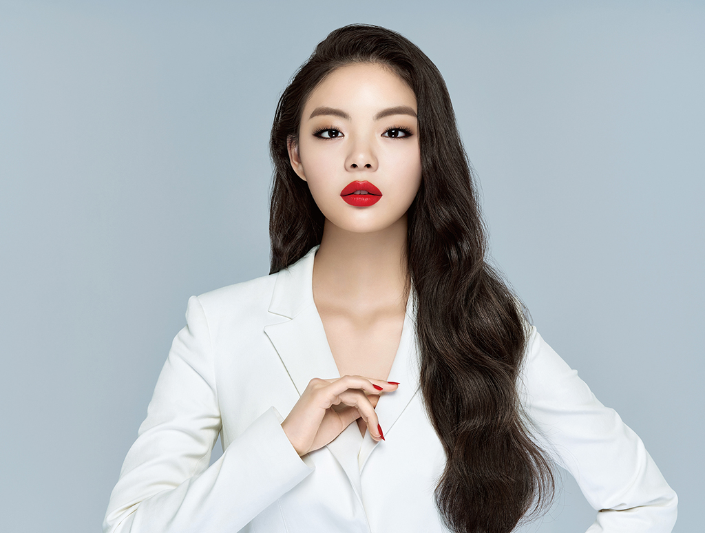모델이 강렬한 레드립 메이크업을 선보이고 있다. 사진 CJ올리브네트웍스.