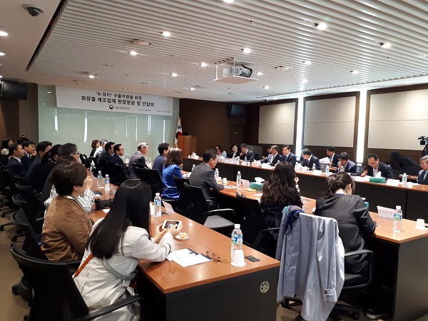 류영진 식품의약품안전처장은 오늘 식약처 화장품 관련부서 책임자급 인사들과 식약처 정책기자단(15명) 등과 함께 코스맥스 R&I센터(경기도 성남시 판교 소재)를 방문, 제품·연구개발 과정을 살펴보고 간담회를 가졌다.
