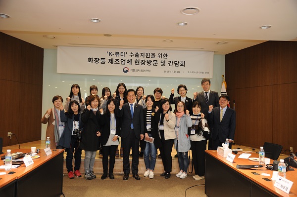 류영진 식약처장과 정책기자단이 현장 투어와 간담회를 마치고 기념촬영을 했다.