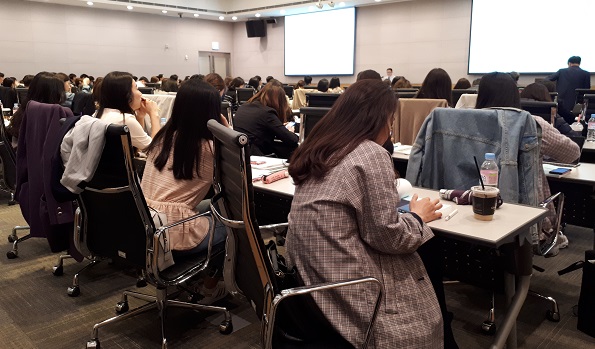 대한화장품협회가 수출국 다변화를 위한 역량강화 교육을 오는 6월 19일 전경련회관(FKI타워) 에메랄드홀에서 실시한다. 사진은 지난 4월에 있었던 중국수출 핵심역량 강화교육 전경.