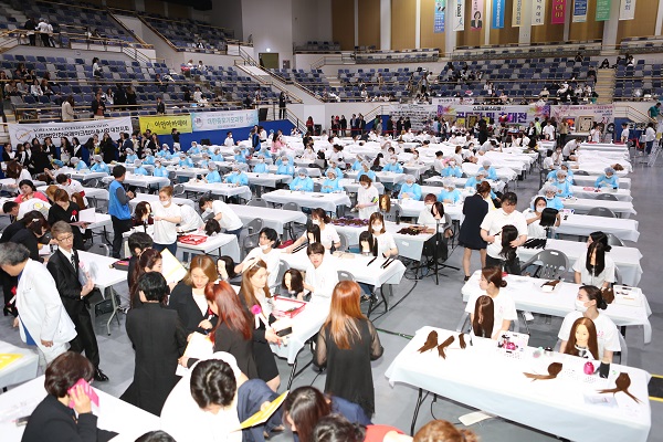 전 세계 뷰티산업을 선도할 최고의 인재를 발굴하기 위한 취지로 진행하는 제 7회 월드뷰티 페스티벌이 오는 6월 4일과 5일 양일간 부산항국제여객터미널 컨벤션센터에서 열린다. 사진은 지난 3일 열렸던 제 6회 월드뷰티 페스티벌 경기 장면.