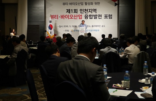 화장품 산업이 바이오산업과의 신기술 접목을 통해 융합·확장을 실현함으로써 글로벌 시장에서의 위상을 확보하고 미래산업으로서 글로벌 경쟁력을 갖추게 될 것이라는 전망이 지난 15일 있었던 인천지역 뷰티·바이오산업 융합발전 포럼에서 제기됐다.