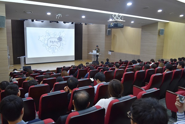 코스메카코리아가 최근 MBC 간판 예능프로그램 ‘무한도전’ 김태호 PD를 초청, 임직원을 대상으로 강연회를 가졌다.