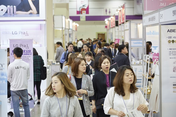 K-뷰티의 새로운 도약 기회를 마련하고 전문전시회로서의 입지를 굳히기 위해 열리고 있는 코스모뷰티 2018 전시장 전경. 첫 날 전시장을 찾은 참관객들.