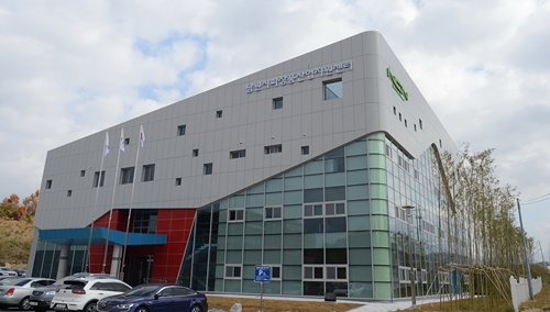 남원시는 중장기 성장동력산업으로 육성하고 있는 화장품 산업이 지리산 자원식물을 기반으로 국내를 넘어 글로벌 원료시장에 도전하고 있으며 오는 2028년까지 4단계에 걸쳐 원료 사업을 확대해 나갈 계획이다.