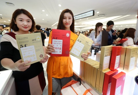 닥터글로덤의 ‘한글 포장 마스크 팩’이 롯데면세점 한 곳에서만 하루 8천만 원 매출을 돌파하면서 한 달 만에 화장품 매출 순위 톱10에 진입했다. 사진은 롯데면세점에서 제품을 구입하고 있는 관광객들.