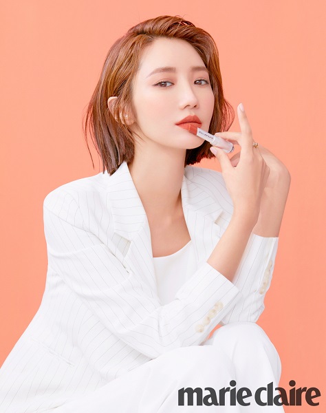 슈에무라의 립스틱으로 화보 컷을 연출한 고준희의 매혹적인 포즈.