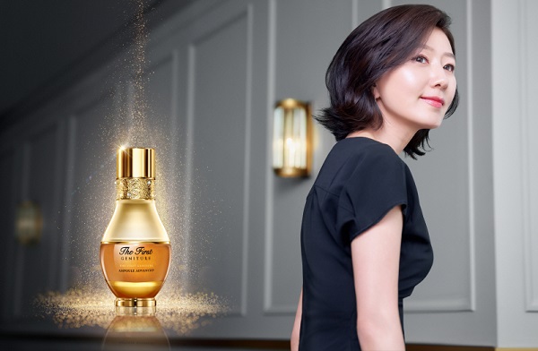 럭셔리 브랜드 오휘의 최고급 라인 더 퍼스트 제너츄어의 뮤즈로 활동하게 된 배우 김희애.